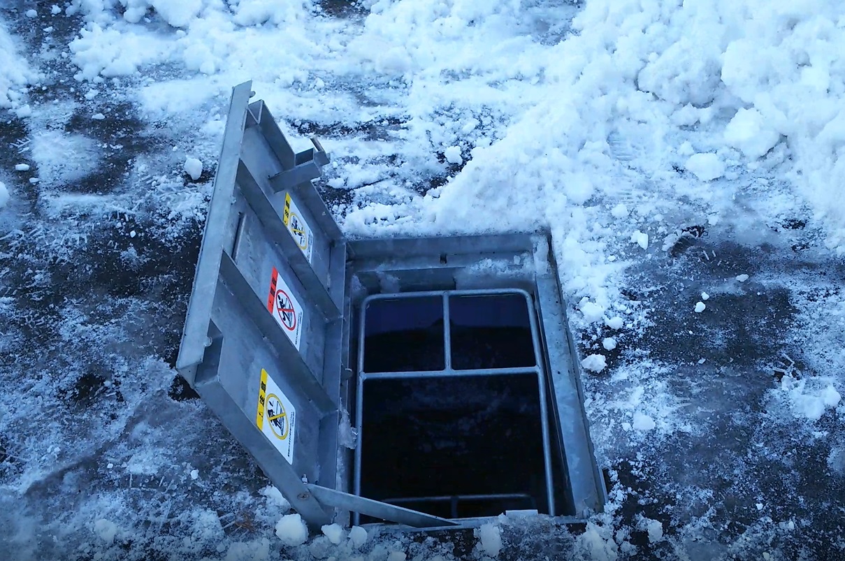 融雪槽（雪道山）の槽の蓋を開けている状態