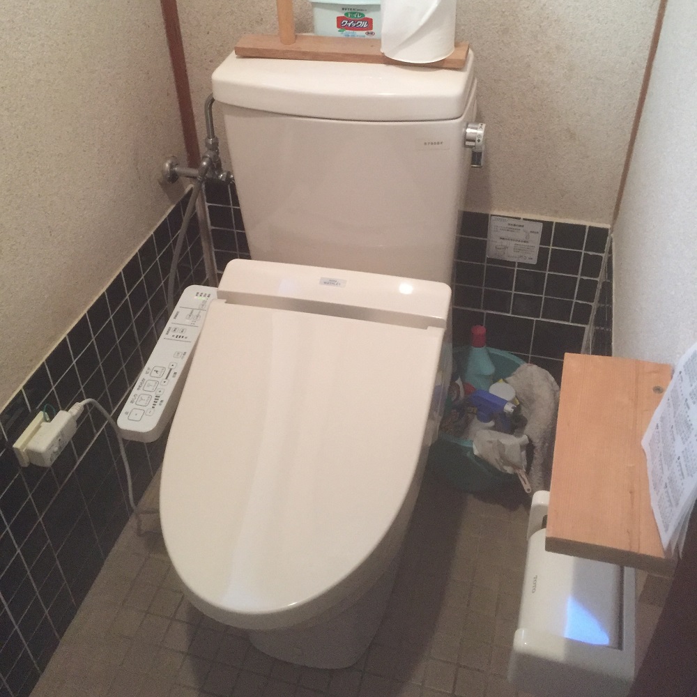 古いタイル貼りのトイレ空間