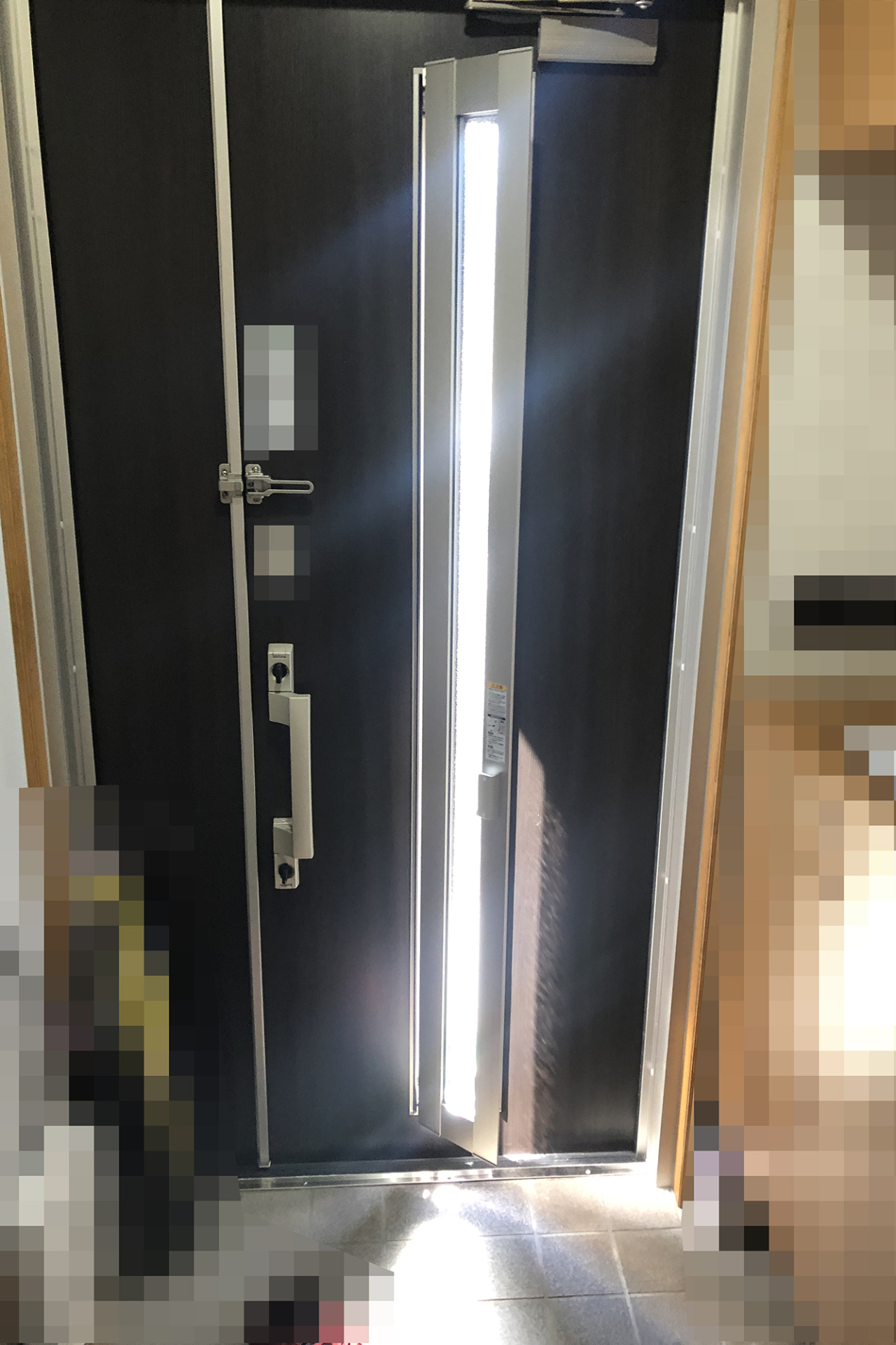 カバー工法で交換した玄関・親子ドア写真（室内側より撮影）