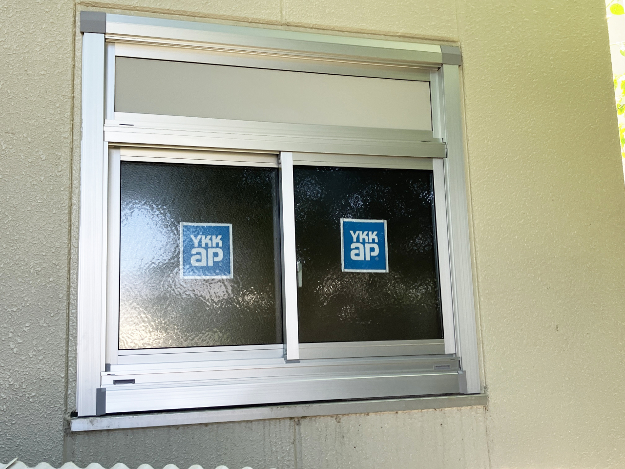 YKKAPのマドリモ段窓を設置しました。天井がかかる上部にはFIXパネルが入っています。